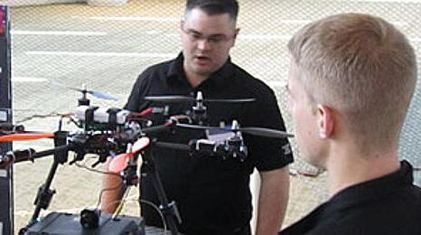 菠菜台子大全 students inspect a drone in an 菠菜台子大全 航空 程序 class